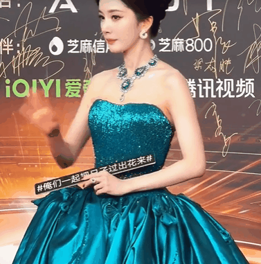 红毯上,杨幂依旧是最引人注目的那一位