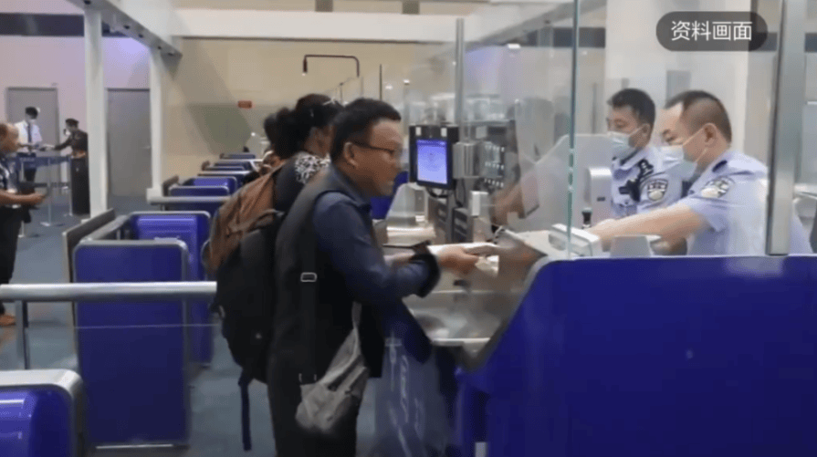 图片[3]-“双重身份”彻底终结！华人回国机场被拦，要求当场销户！民警上门！-华闻时空