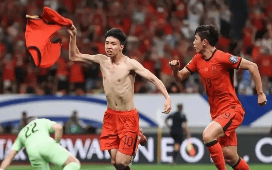 国足大地震！8归化+7弃将引爆争议，邵佳一铁腕背后有大棋