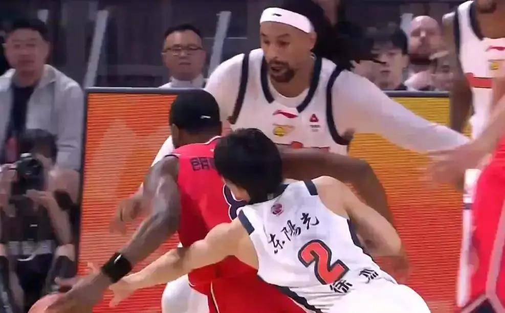 五连胜！广东队保持不败，徐杰成核心，胡明轩对比略显逊色