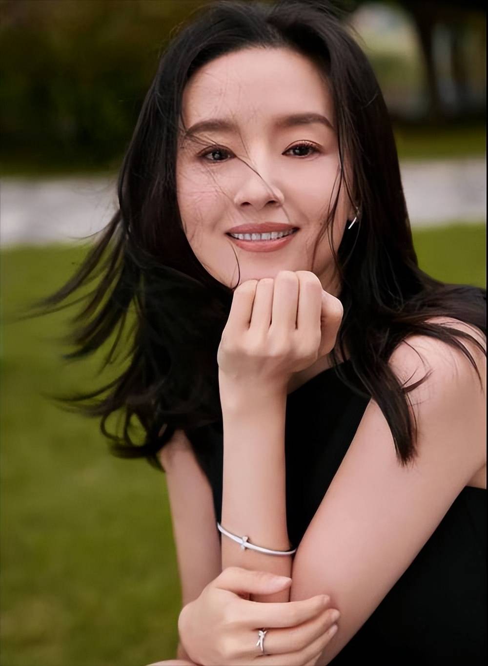 离婚十年,45岁董洁天安门骑行,大口吃肉穿2w羽绒服,生活很潇洒