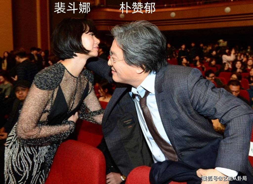 与老头又拉又抱,男友身份被扒,网友立大功