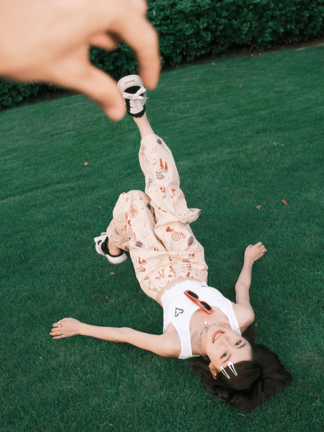 情侣拍照姿势大全!从自拍到剪影,9个万能模板