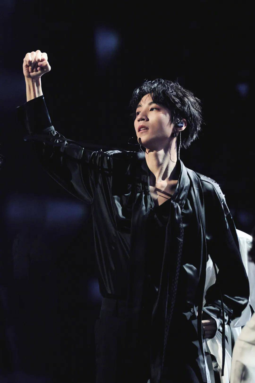 窦靖童女承母业搭档那英,王俊凯湿身开场,李宇春双开门战袍超霸气