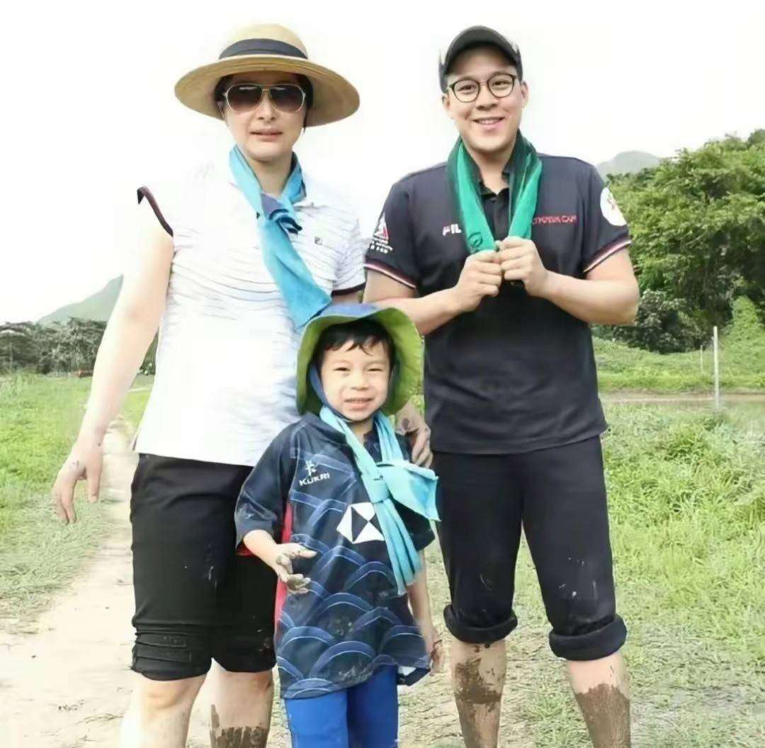 郭晶晶霍启刚带娃做公益,79岁霍震霆同行,祖孙三代接地气