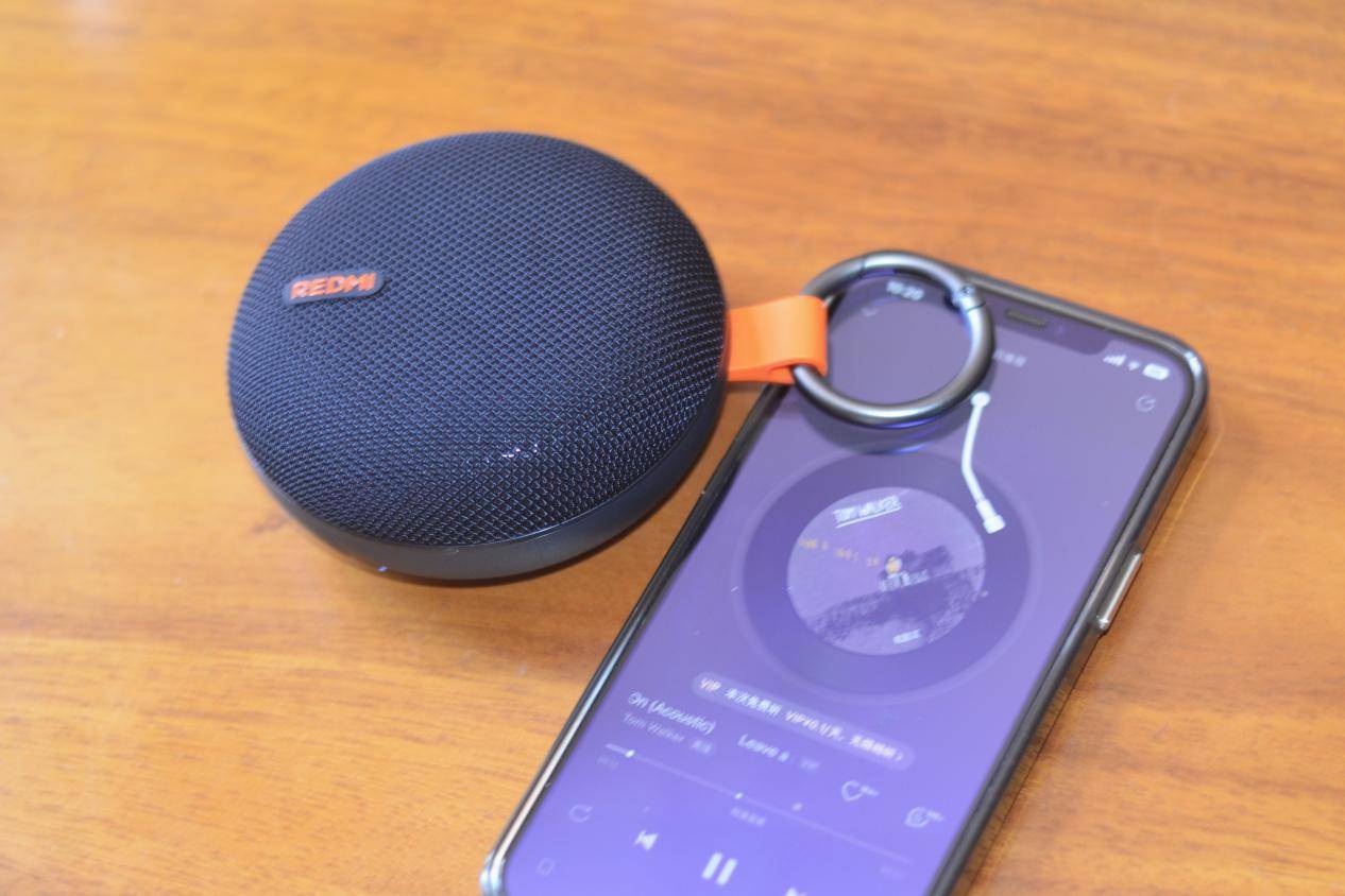 灵动黑橙撞色，可拆卸金属挂扣，新年就送这个REDMI 2蓝牙音箱