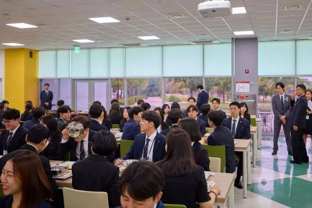 曾穿不起校服的李在明,带着校服厂访华 曾穿不起校服的李在明,带着校服厂访华