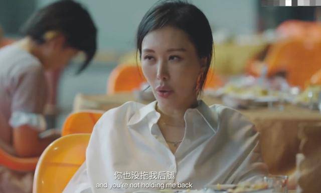 婚变传闻3天后,74岁王石终于回应,和年轻人吃饭打牌,老婆悠闲