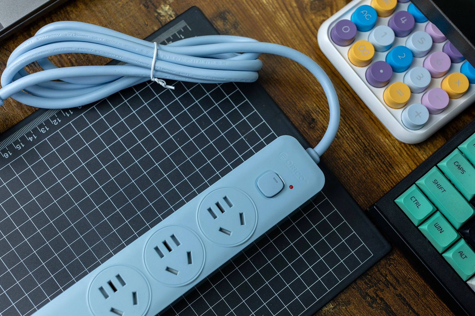 奥睿科小瘦条插排，让我的桌面线缆不再杂乱不堪