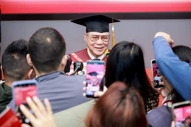 霍震霆获授中国人民大学名誉博士学位(图15) 霍震霆获授中国人民大学名誉博士学位(图15)