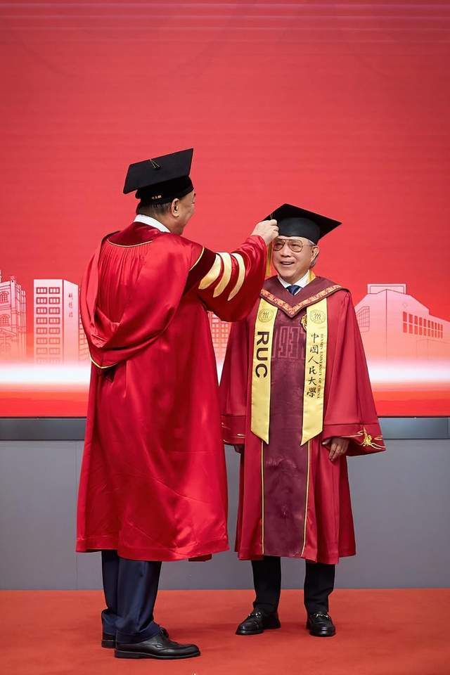 霍震霆获授中国人民大学名誉博士学位(图8) 霍震霆获授中国人民大学名誉博士学位(图8)