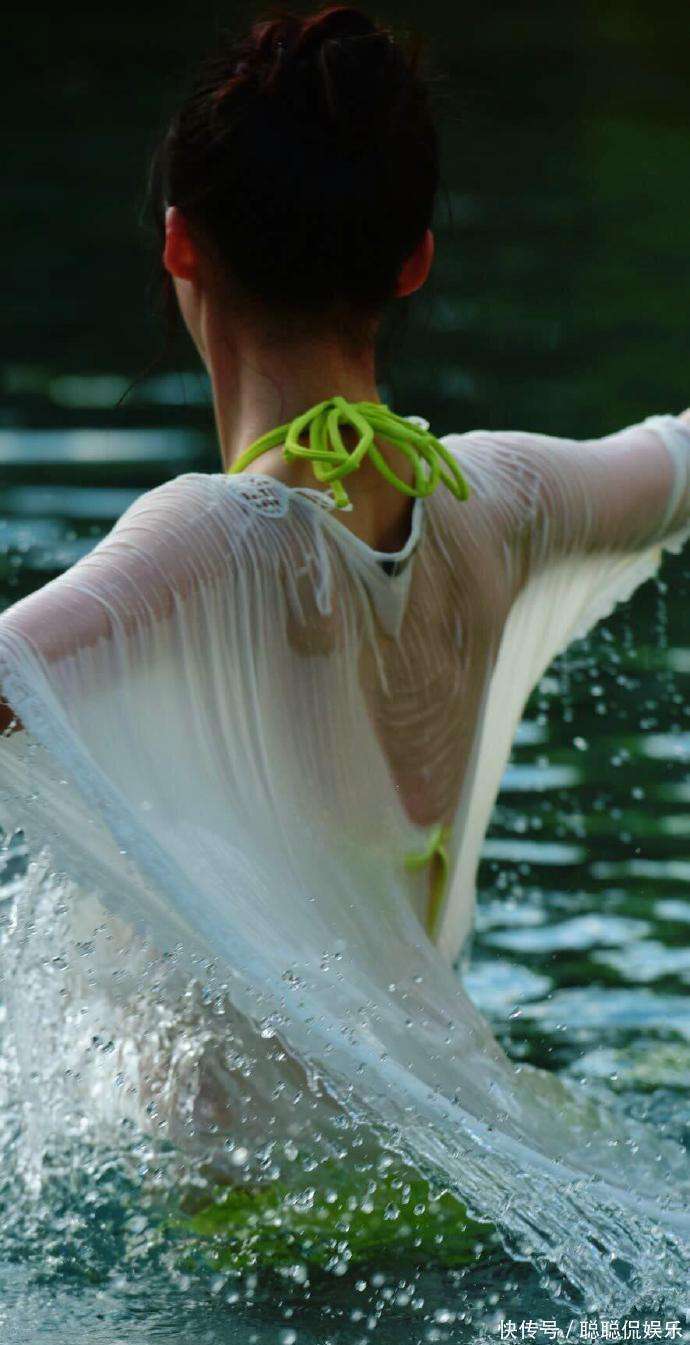 泳装外搭透视衫纯欲满分,红裙碎钻慵懒惊艳!