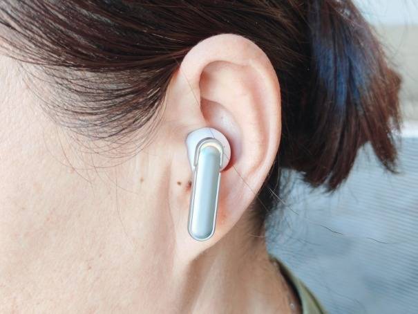 地铁里的弦月：这副耳机如何用东方美学，治愈了我的通勤焦虑！