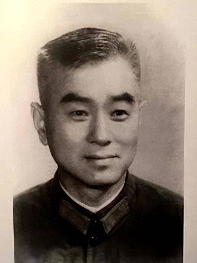 79年战场上荒唐一幕：副教导员贪生怕死，一个排被丢在山头六天？