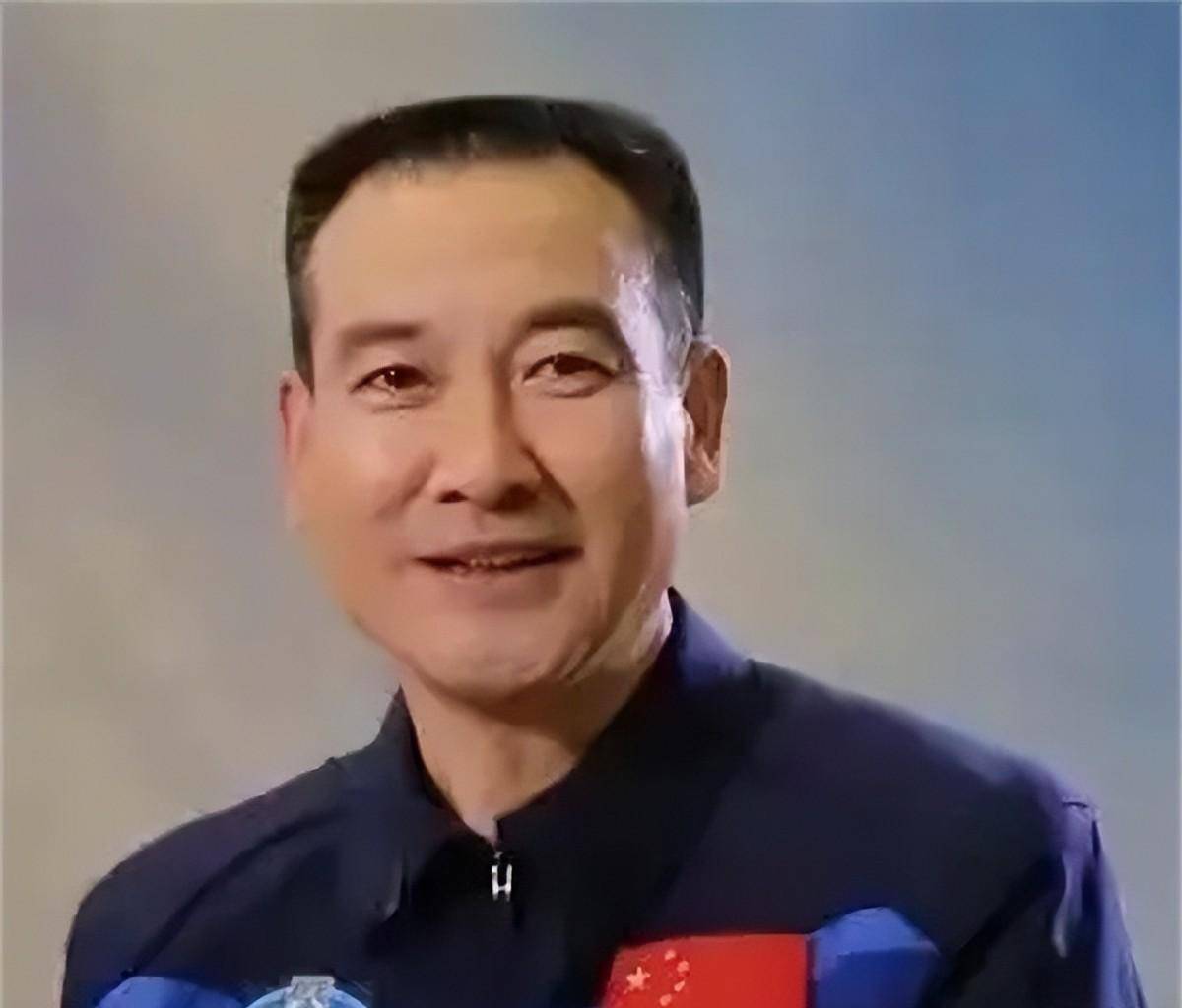 2022年翟志刚下飞机后,和手捧鲜花的儿子拥抱