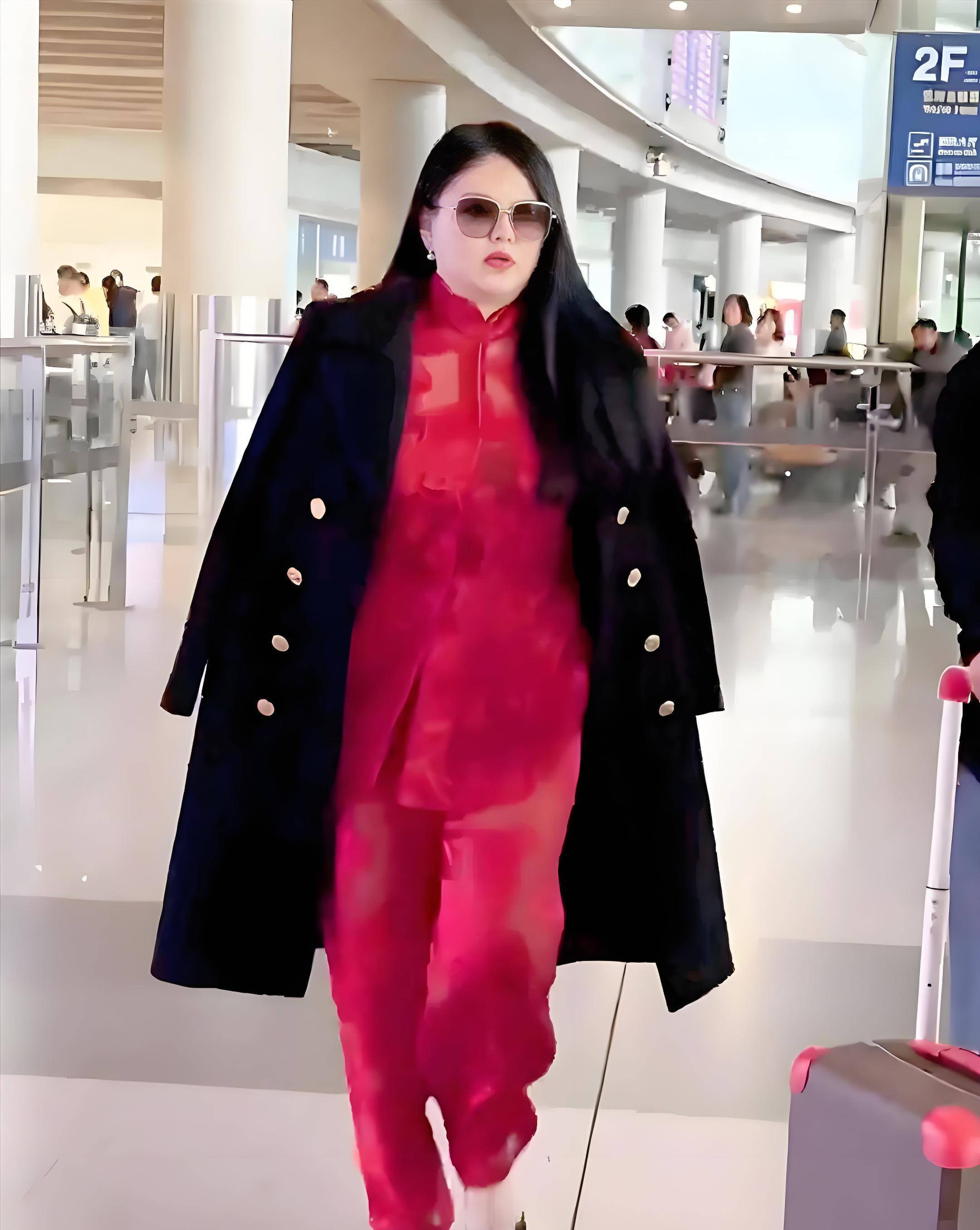不封号却禁关注?李湘账号异常公司接连注销女儿未来引热议