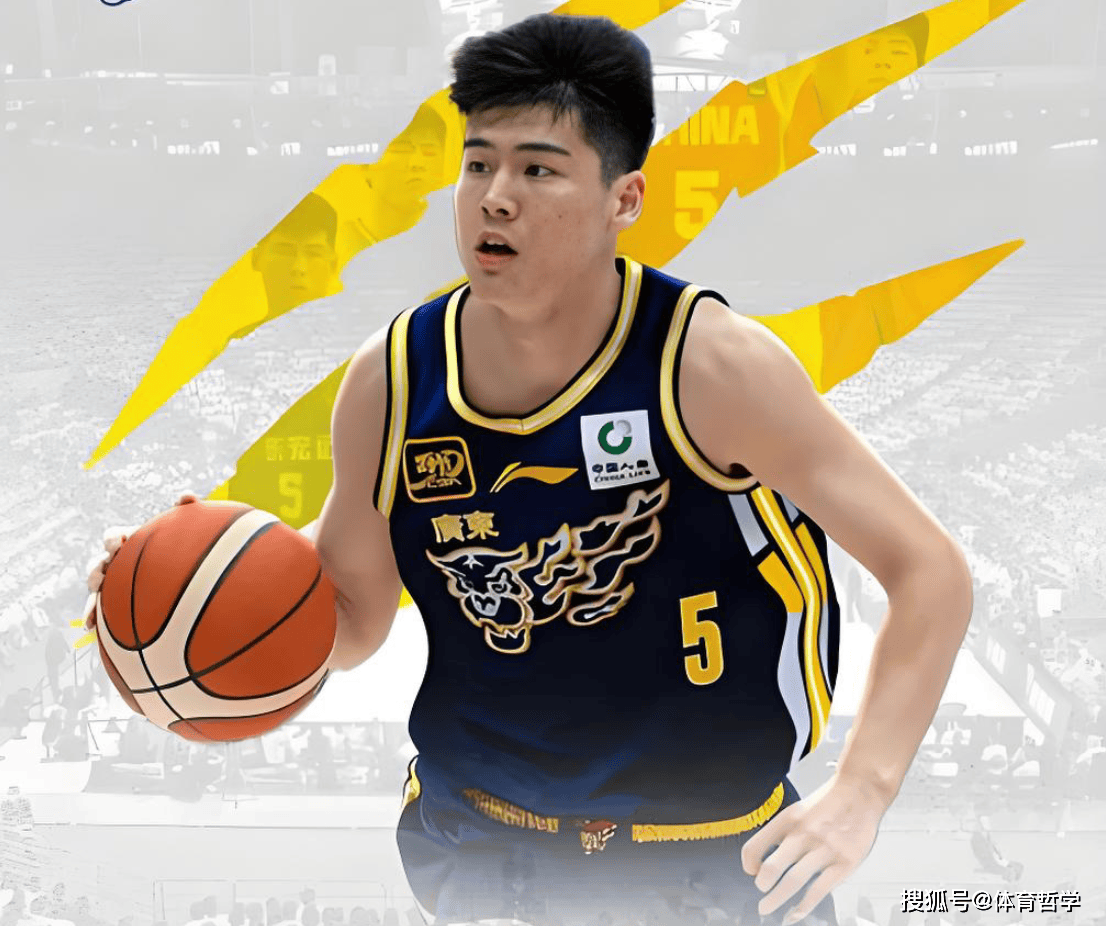 不得不说！胡明轩应该让出首发，由19岁小将陈家政代替