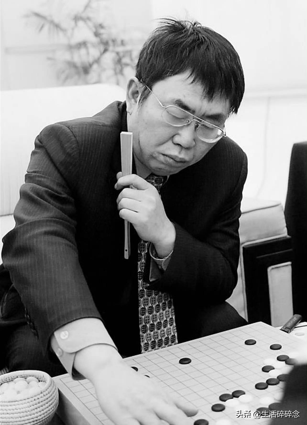 聂卫平74岁庆生照曝光，脸色苍白，周边围满了人，生日蛋糕有说法