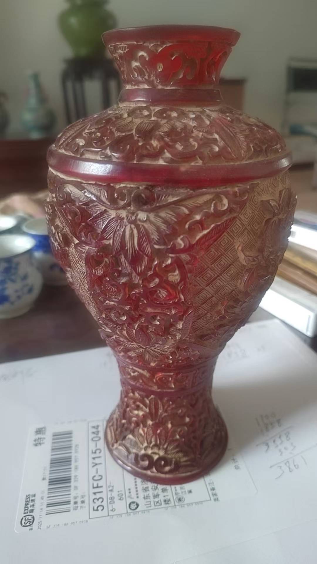 血珀雕花梅瓶赏析