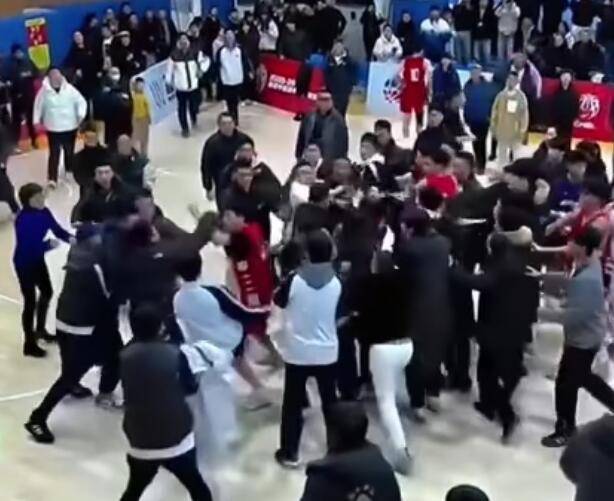 耐高山东赛区爆发冲突 家长冲进赛场与球员互殴