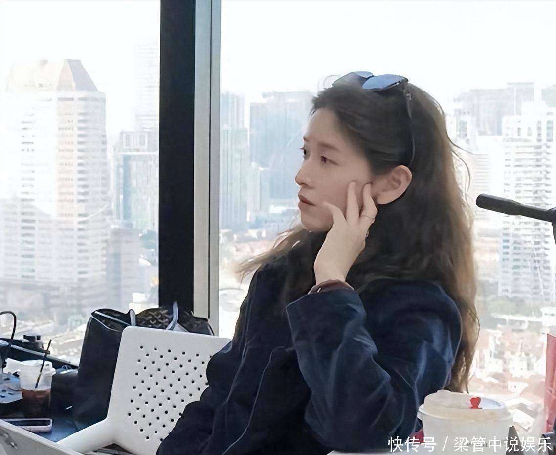 原创            播客刚开始就显紧张，章泽天面对刘嘉玲，差距尽显镜头中