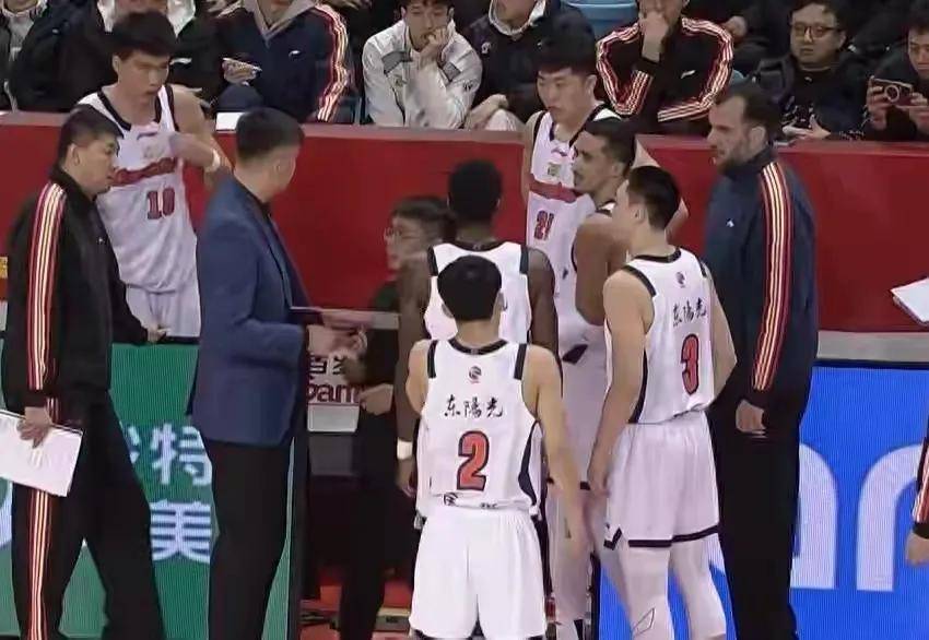 奎因35分钟拿下42分！赛后被徐杰、杜锋道出原因，攻防一体的核心