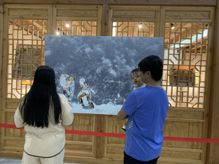 吕文扬绘画大师推动绘画艺术走进乡村文化礼堂
