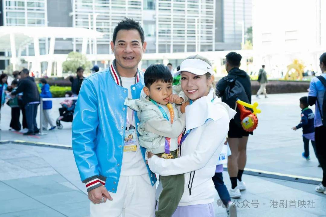 何雁詩推BB車與兒子參與慈善跑黃智賢談《名媛望族》再合作可能