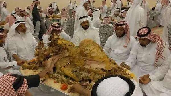 图片[5]-迪拜土豪的宴会，每桌上一只大骆驼，网友：世界上最壮观的吃法 -华闻时空
