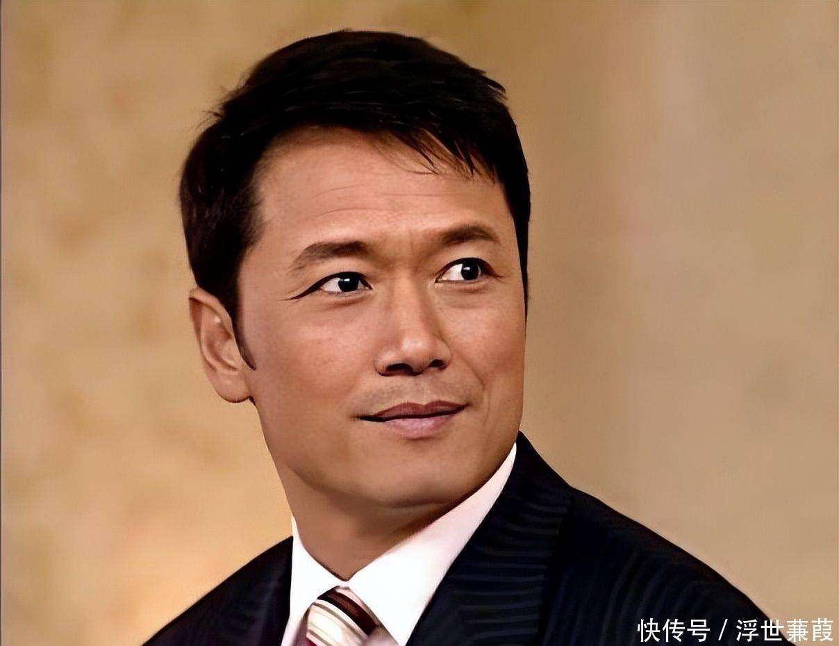 苗侨伟线下被偶遇,身材健硕走姿霸气,满脸皱纹尽显老态