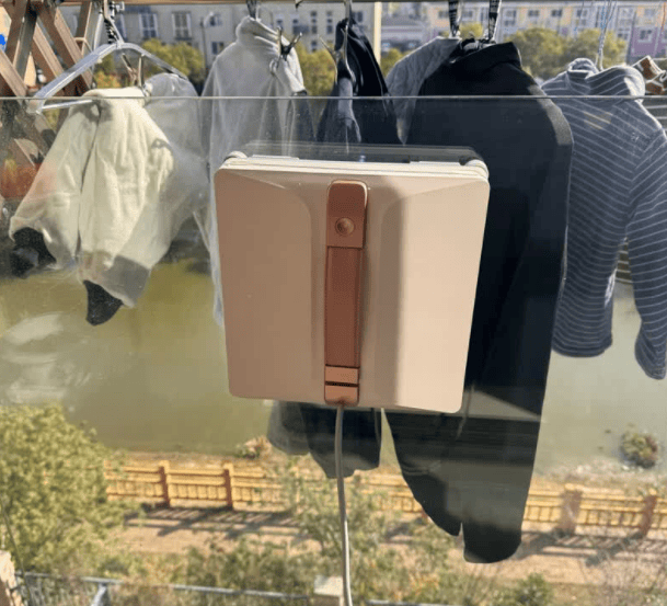 高层擦窗机哪个效果更好？擦玻璃神器哪种好用怎么选？内行人说实话！盯准这4点不花冤枉钱！