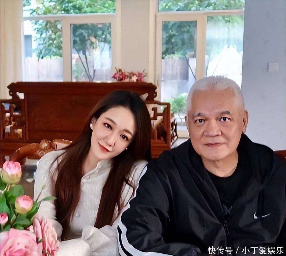 申奥五岁以后,她和妈妈詹燕妮一起生活