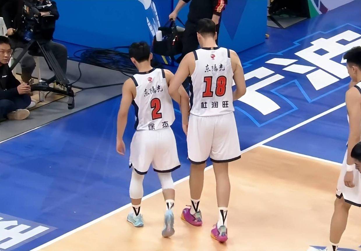 雪上加霜，广东男篮被宁波队压着打，徐杰又伤了，杜锋很生气