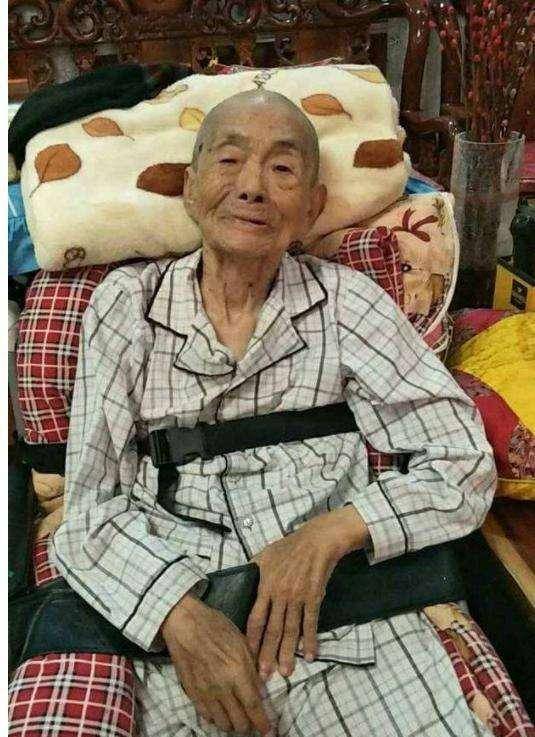 杨金秀从不喜欢穿裙子,也不玩那些传统女孩的游戏