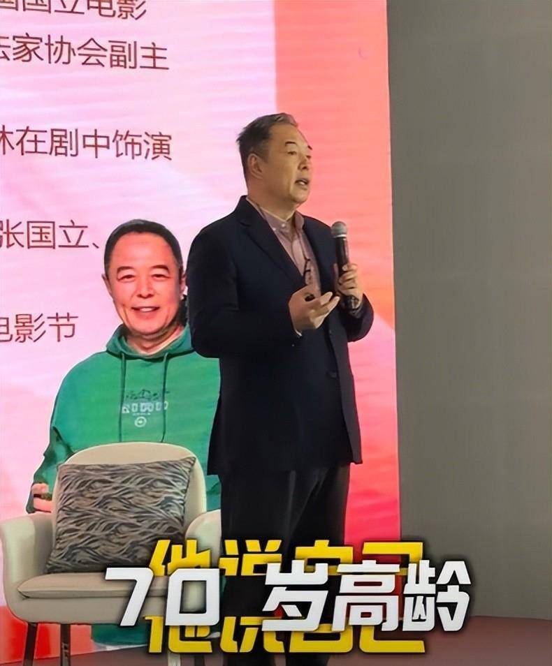 70岁张铁林争议再升级，凭啥让英国人当艺术院长，还讲人格教育？