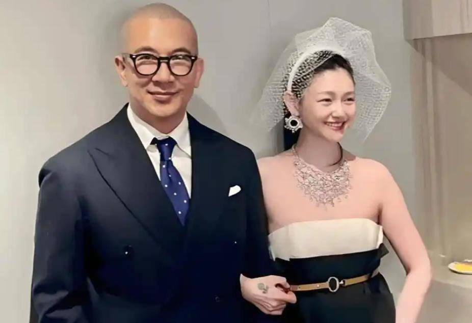 大S周年祭：小S又犯戏瘾，具俊晔雕像前录综艺，更荒唐的还在后面