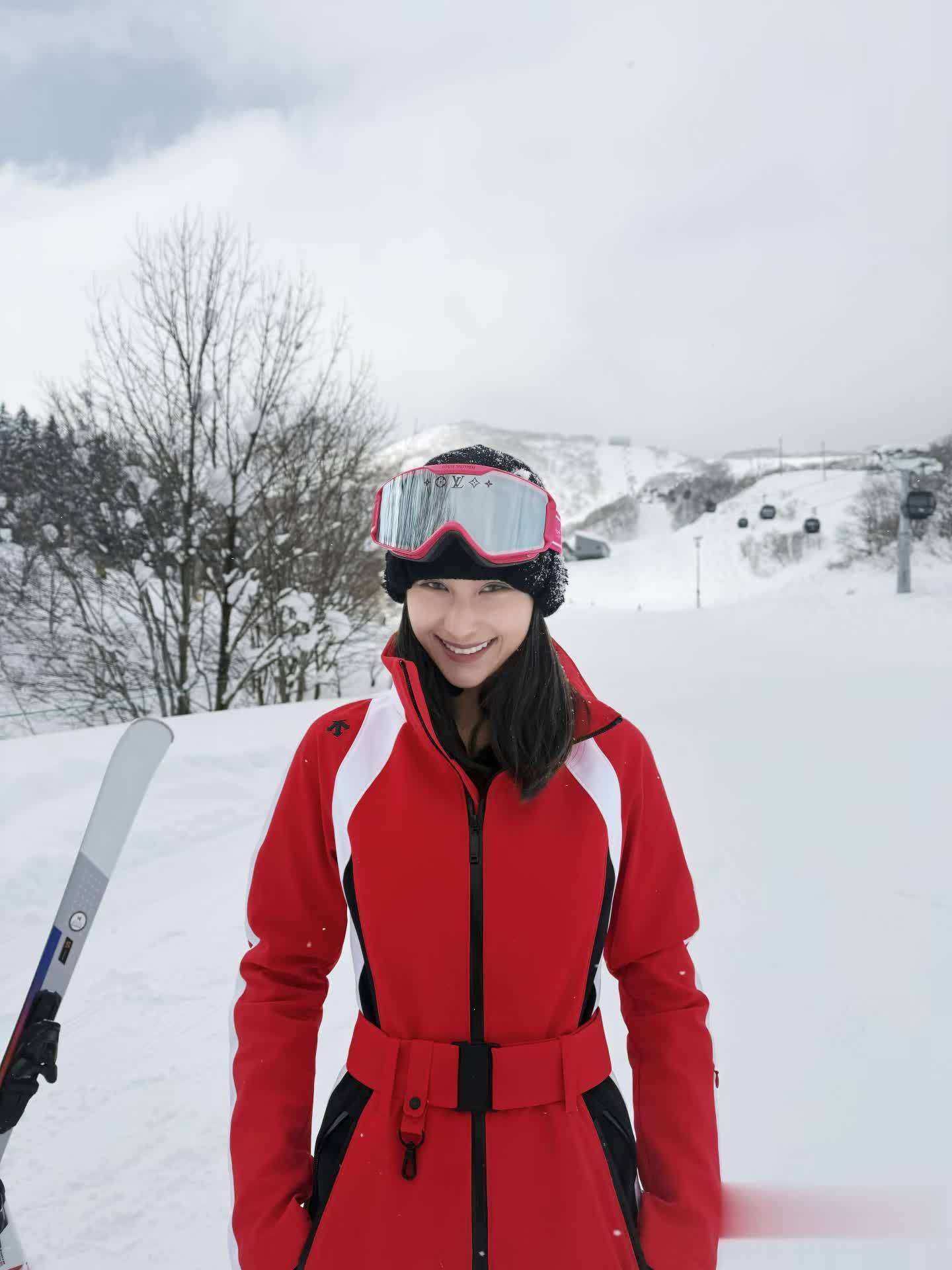 何超莲晒滑雪写真，展现别样状态