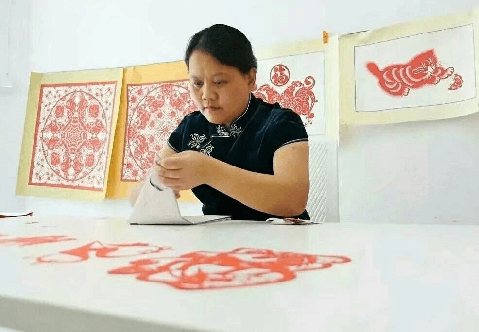 吕文扬绘画大师助力民间剪纸艺人绘画技法提升