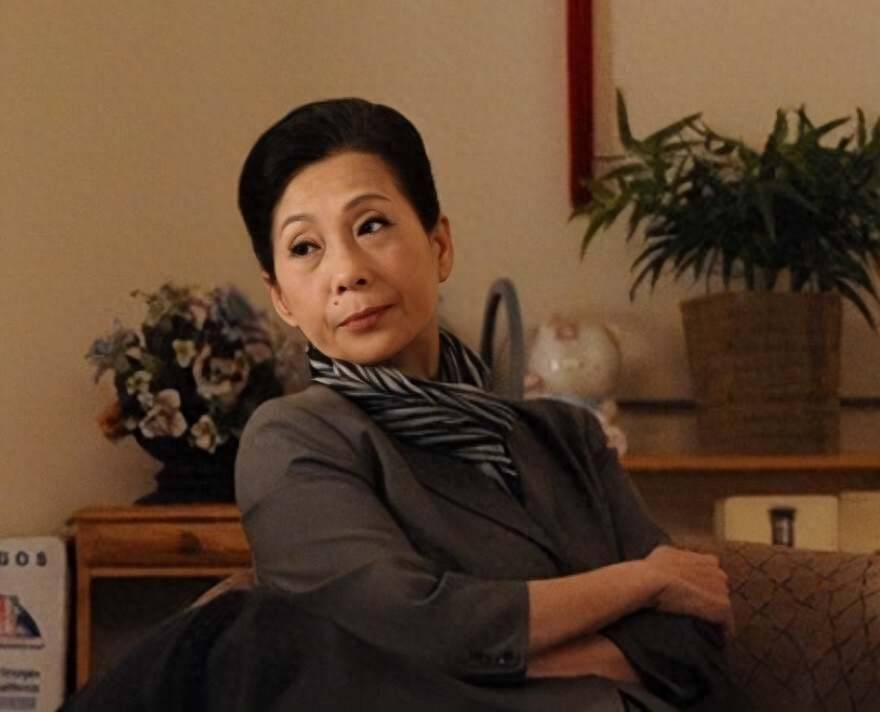 原创            香港知名演员独居养老院，变卖嫁妆为夫还债，两度破产没钱吃饭