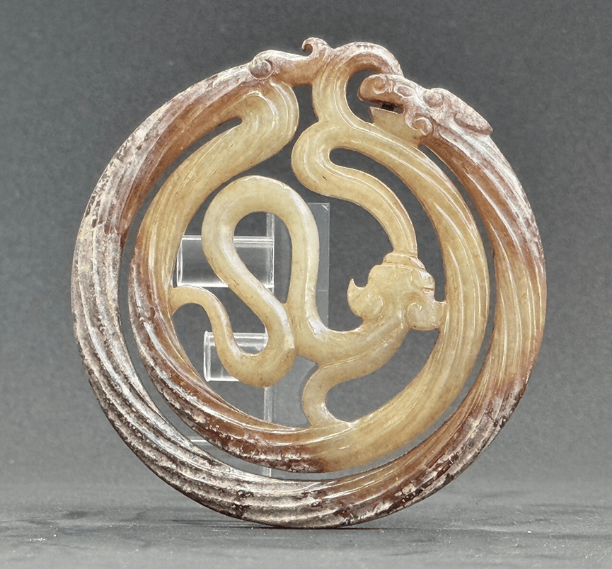 鉴赏一件绞丝龙纹镂空玉佩