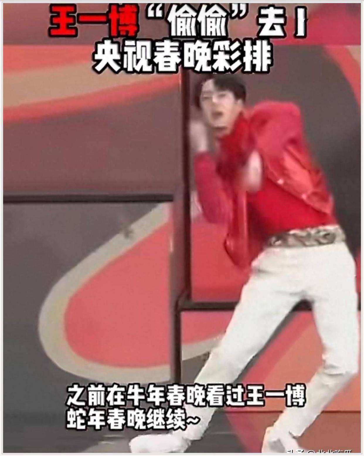 原创            邓超白色风衣对镜头wink：搞笑再现背后，路人眼中的强行卖人设尴尬