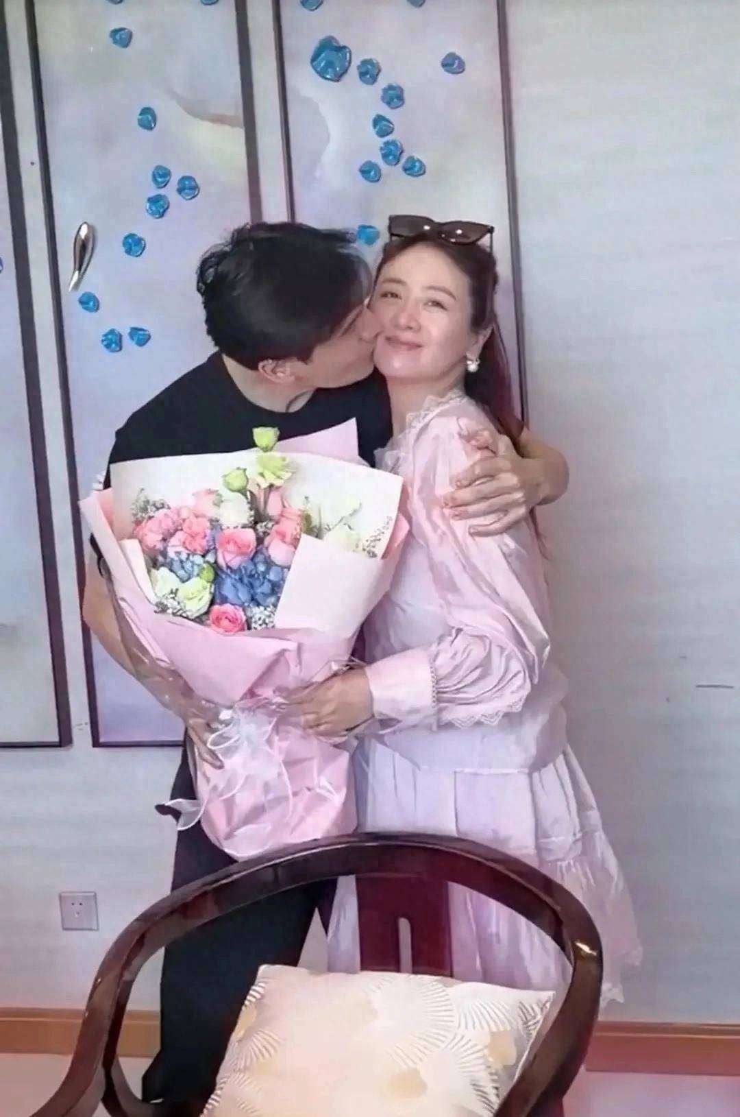 小李琳情人节收经超鲜花夫妻甜蜜亲吻网友心都化了