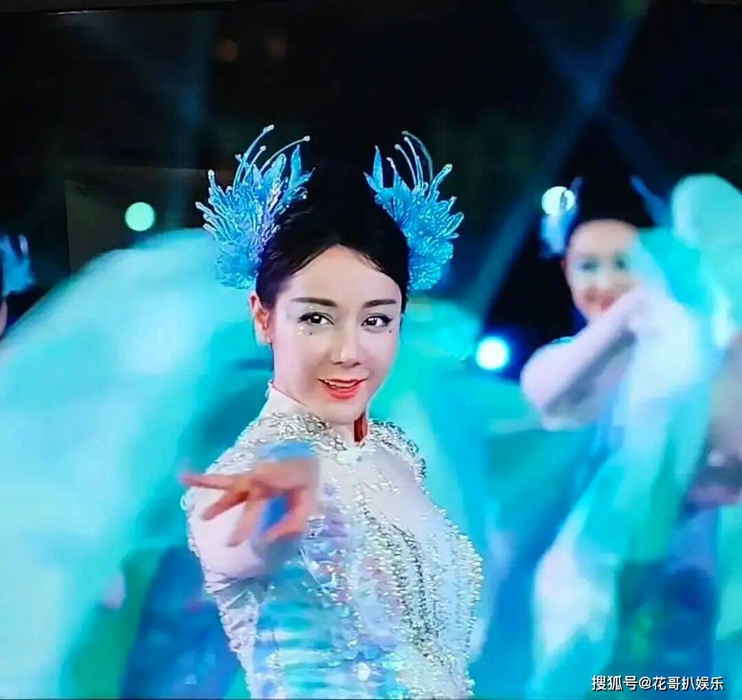迪丽热巴春晚跳舞引争议 身材发福面部发腮 衰老感明显