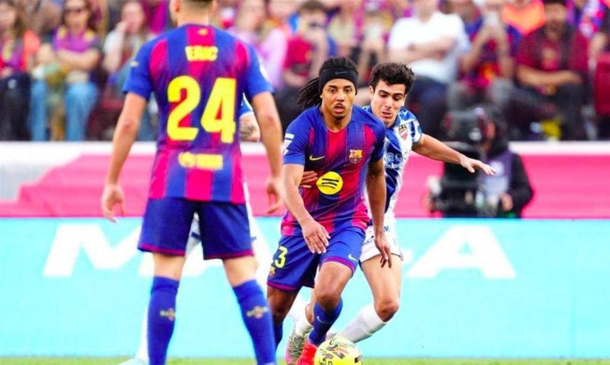 皇马稳榜首丢了!巴萨3-0终结连败,1分优势抢回王座,西甲争冠悬念拉满