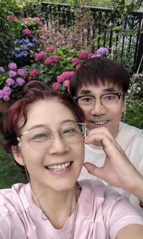 范明厉玲晒南京别墅,院子500平,满室画作和全世界买来的艺术品