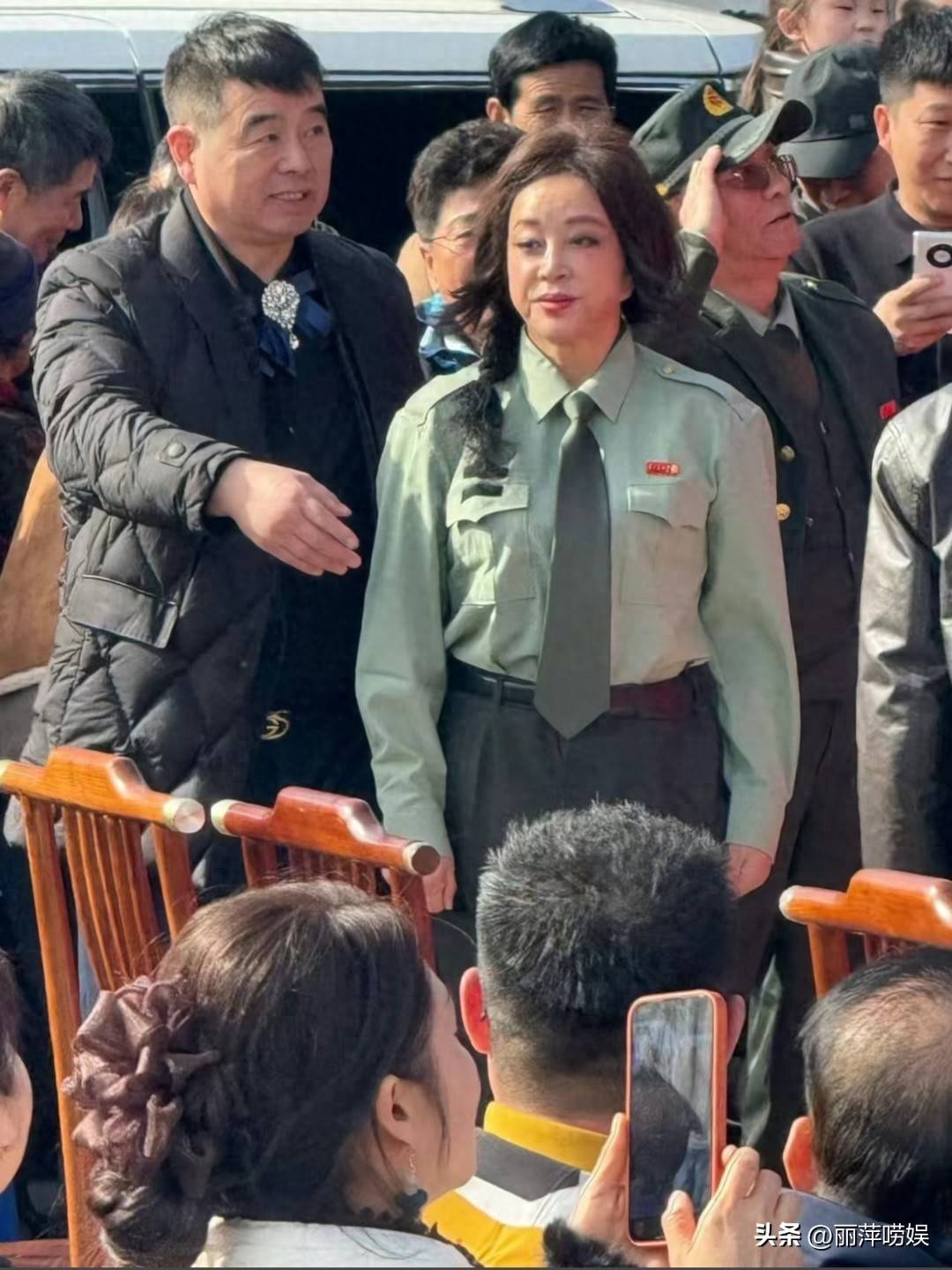 刘晓庆近照被指撞脸赵忠祥，手部颤抖引发网友担忧