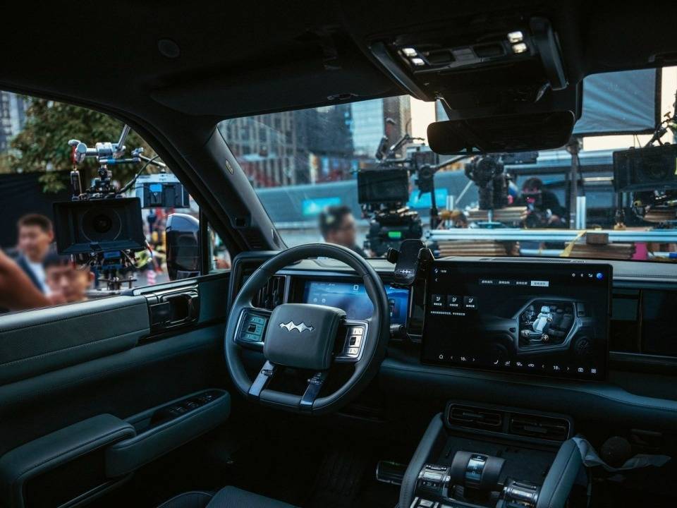 从《惊蛰无声》到街头巷尾,那些守护我们的“无言战友”