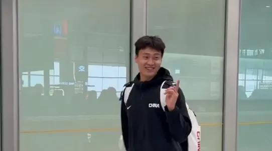 中国男篮凯旋归来！赵睿廖三宁面带笑容热情互动引发关注