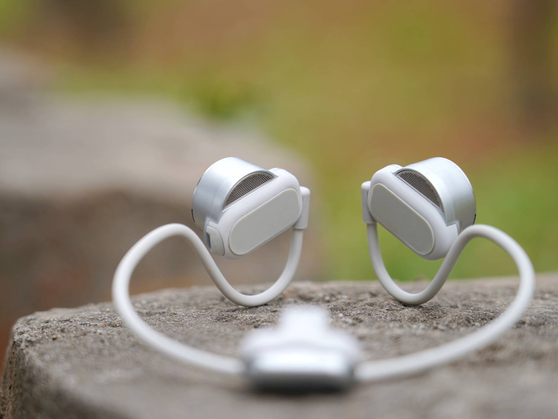 耳挂式智能音箱+可拆卸麦克风？弱水时砂SpeakFeel玩法有点多