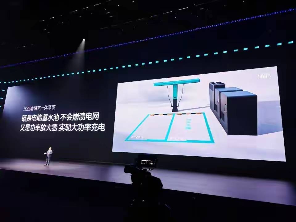 一场发布会，半个商业圈站台：比亚迪的“闪充生态”，对手怎么跟？
